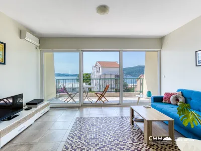 Apartment with Sea View, Bijela